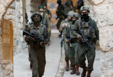 Photo of قوات الاحتلال تنكّل بفلسطينيين في رام الله بالضفة (شاهد)