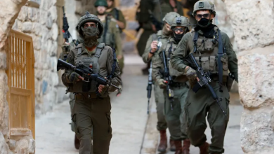 Photo of قوات الاحتلال تنكّل بفلسطينيين في رام الله بالضفة (شاهد)