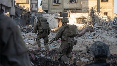 Photo of أسير إسرائيلي سابق يروي نجاته من قصف في غزة: مقاتل من حماس سلّمني سلاحه وطلب مني الهرب (شاهد)