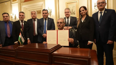 Photo of هآرتس: تل أبيب تمنع أعضاء لجنة إدارة غزة من دخول القطاع