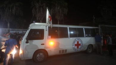 Photo of الاحتلال يفرج عن أسير فلسطيني والصليب الأحمر ينقله لمستشفى بدير البلح