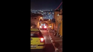 Photo of إصابة شاب فلسطيني برصاص الاحتلال واعتقاله شرق الخليل بادعاء محاولته تنفيذ عملية دهس