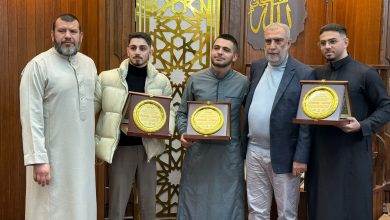 Photo of تكريم حفظة للقرآن الكريم بمنحهم عمرة ومحاضرة إيمانية في مركز البيان