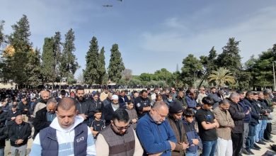 Photo of 70 ألف مصلٍّ يؤدون صلاة الجمعة في الأقصى اليوم