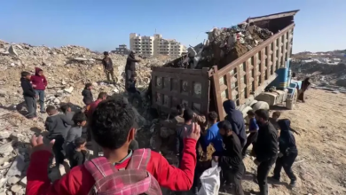 Photo of طفولة مسلوبة.. أطفال غزة يلاحقون الشاحنات المحملة بالركام لإعالة أسرهم