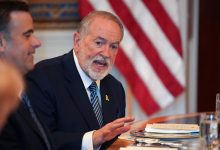 Photo of “بوليتيكو”: واشنطن تحاول احتواء الأضرار مع الدول العربية بعد تعليقات هاكابي