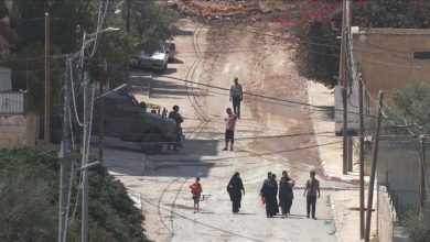 Photo of مستوطنون يهجرون 15 عائلة فلسطينية من الأغوار