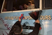 Photo of لقاء بعد فراق.. فلسطينيون بغزة يجتمعون بأحبتهم العائدين عبر رفح