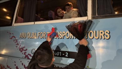 Photo of لقاء بعد فراق.. فلسطينيون بغزة يجتمعون بأحبتهم العائدين عبر رفح