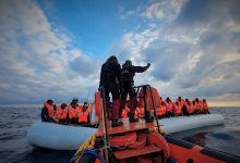 Photo of إيطاليا تنقذ 220 مهاجرًا قبالة سواحلها وليبيا تواصل عمليات ترحيل غير النظاميين