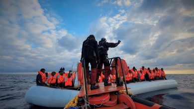 Photo of إيطاليا تنقذ 220 مهاجرًا قبالة سواحلها وليبيا تواصل عمليات ترحيل غير النظاميين