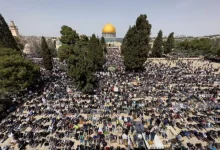 Photo of 80 ألف مصل يؤدون أولى جمع رمضان في المسجد الأقصى رغم القيود الإسرائيلية