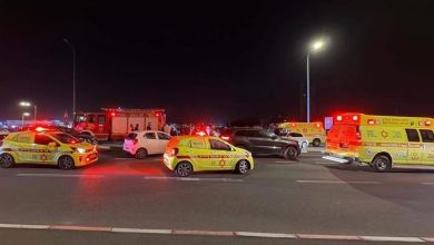 Photo of مصرع شابين وإصابة شابة بجروح خطيرة في حادث طرق مروّع على شارع 2