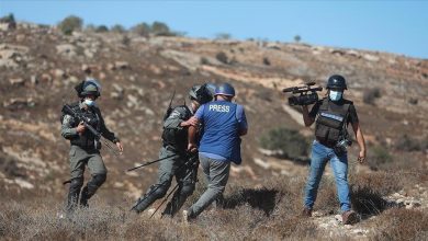 Photo of تقرير حقوقي يوثق احتجاز 94 صحفياً فلسطينياً ويتهم إسرائيل بارتكاب انتهاكات جسيمة داخل السجون
