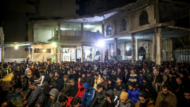 Photo of بين الأنقاض والركام.. الغزيون يحيون ليلة القدر (شاهد)