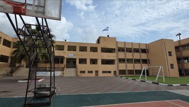 Photo of مستوطنون يقتحمون مدرسة فلسطينية ويرفعون علم إسرائيل (شاهد)