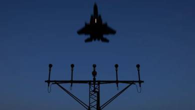Photo of سقوط طائرة حربية في الكويت.. مشاهد توثق قفز طيارَين ونجاتهما (شاهد)