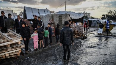 Photo of الأمطار والرياح تفاقمان مأساة النازحين في غزة: إصابات وانهيارات وغرق مخيمات