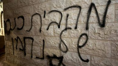 Photo of مستوطنون يحرقون مدخل مسجد في مادما ويخطّون شعارات عنصرية على جدرانه