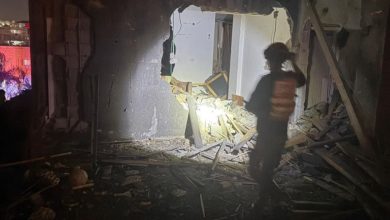 Photo of إصابة نحو 30 شخصًا إثر سقوط صاروخ في بلدة الزرازير شمالي البلاد