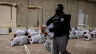 Photo of إسرائيل تُسقط التهم عن جنود متهمين بالاعتداء على أسير فلسطيني في معتقل “سديه تيمان”