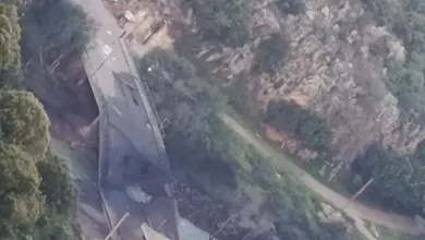 Photo of الجيش الإسرائيلي يعلن استهداف جسر في جنوب لبنان وتهديدات بتوسيع ضرب البنى التحتية