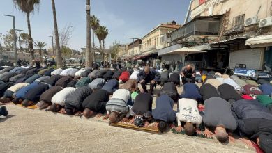 Photo of الاحتلال يمنع صلاة “الجمعة اليتيمة” في المسجد الأقصى ويواصل إغلاقه لليوم الرابع عشر