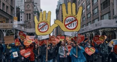 Photo of احتجاجات واسعة ضد ترامب داخل الولايات المتحدة وامتدادها إلى مدن أوروبية