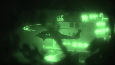 Photo of مشاهد توثيق إنزال “المارينز” على سفينة إيرانية والاستيلاء عليها (فيديو)