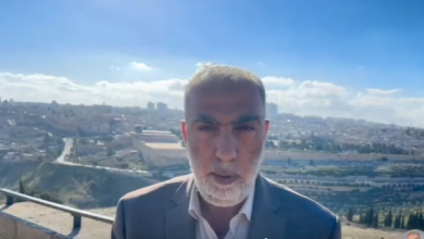 Photo of منع الشيخ كمال خطيب من دخول الأقصى بعد تقديمه واجب العزاء في القدس (فيديو)