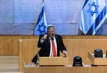 Photo of كاتبة: يتأكد فقط أنه فلسطيني ثم يعدمه بذريعة أنه يشكل خطرا (شاهد)