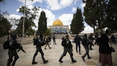 Photo of عشرات المستوطنين يقتحمون المسجد الأقصى وسط استفزازات للمسلمين (شاهد)