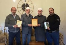 Photo of مهنئًا بإنجازه العلمي الجديد ومطمئنًا على صحته.. وفد برئاسة الشيخ رائد صلاح يزور الشيخ مشهور فواز