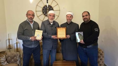 Photo of مهنئًا بإنجازه العلمي الجديد ومطمئنًا على صحته.. وفد برئاسة الشيخ رائد صلاح يزور الشيخ مشهور فواز