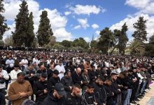 Photo of آلاف الفلسطينيين يؤدّون أول صلاة جمعة في الأقصى بعد إغلاق دام 40 يومًا