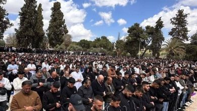 Photo of آلاف الفلسطينيين يؤدّون أول صلاة جمعة في الأقصى بعد إغلاق دام 40 يومًا