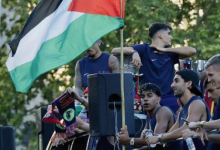 Photo of لامين جمال يرفع علم فلسطين في احتفالات برشلونة (شاهد)