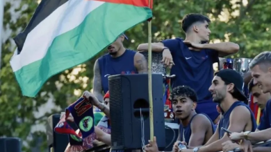 Photo of لامين جمال يرفع علم فلسطين في احتفالات برشلونة (شاهد)