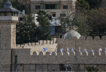 Photo of “الأوقاف الفلسطينية”: إضاءة المسجد الإبراهيمي بالعلم الإسرائيلي اعتداء على قدسيته