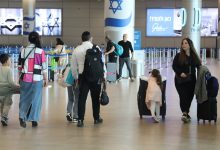 Photo of إسرائيل تهين مسؤولا أمميا باحتجازه واستجوابه بشأن زيارة لغزة