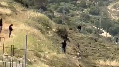 Photo of تصعيد اعتداءات المستوطنين.. إصابات وحرق ممتلكات فلسطينية في الضفة وسط حماية جيش الاحتلال (شاهد)