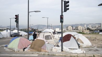 Photo of من خيمتها.. لبنانية تبادر إلى إطعام نازحين في بيروت