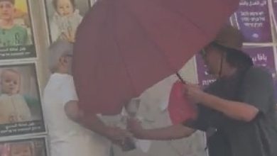 Photo of اعتداء على عمر سكسك في يافا بعد توثيقه إقدام مستوطنين على تمزيق صور أطفال غزة