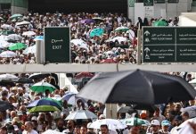 Photo of آلاف الحجاج يغادرون مكة بعد إتمام المناسك وسط حرارة مرتفعة وإجراءات صحية مشددة