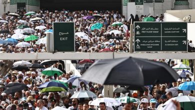 Photo of آلاف الحجاج يغادرون مكة بعد إتمام المناسك وسط حرارة مرتفعة وإجراءات صحية مشددة