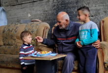 Photo of يوميات ثمانيني أخذت الحرب أبناءه وحمَّلته إعالة 21 حفيدا (صور)