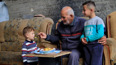 Photo of يوميات ثمانيني أخذت الحرب أبناءه وحمَّلته إعالة 21 حفيدا (صور)