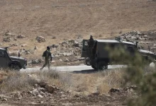 Photo of مستوطنون ينبشون قبر فلسطيني في الضفة الغربية بحماية الجيش الإسرائيلي