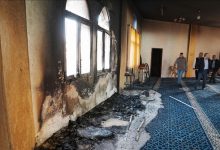 Photo of مستوطنون يحرقون مسجدًا ومركبات ويهاجمون منازل فلسطينيين في رام الله ونابلس