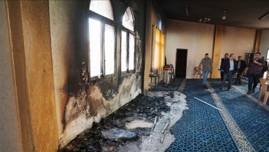 Photo of مستوطنون يحرقون مسجدًا ومركبات ويهاجمون منازل فلسطينيين في رام الله ونابلس
